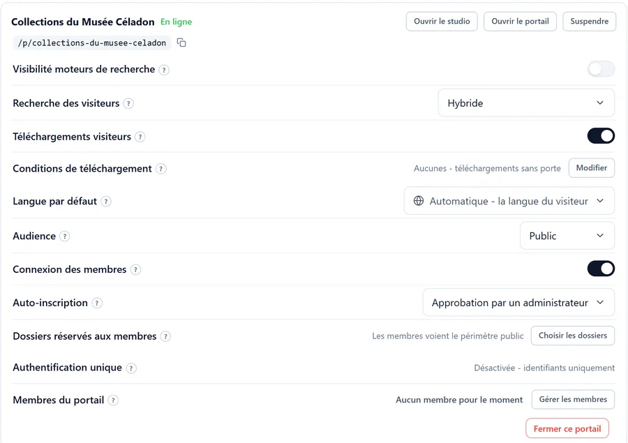 Capture de Burofolk : la fiche d'un portail en ligne, avec la recherche des visiteurs en mode hybride, les téléchargements, la langue automatique, l'audience publique, la connexion des membres et l'inscription sur approbation